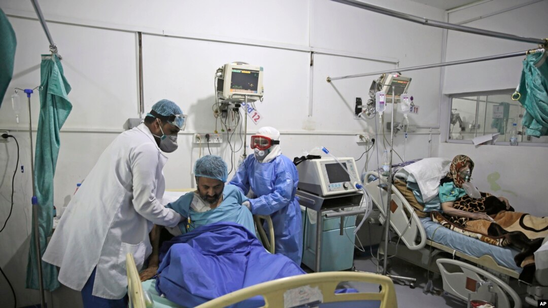 Petugas medis merawat pasien COVID-19 di unit perawatan intensif di sebuah rumah sakit di Sanaa, Yaman, Minggu, 14 Juni 2020. (AP Photo/Hani Mohammed)
