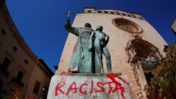 Tulisan "racista" (rasis) tampak di bawah patung Junipero Serra di Palma de Mallorca, Spayol (foto: dok).