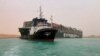 Enorme barco carguero encalla y bloquea el Canal de Suez