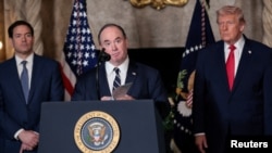 2025년 12월 22일, 미국 플로리다주 팜비치의 마라라고에서 도널드 트럼프 대통령이 해군의 '골든 플릿(Golden Fleet)' 창설을 발표 현장에서 존 펠런 해군장관이 발언하고 있다.