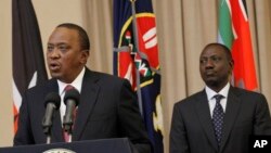 Le président du Kenya, Uhuru Kenyatta (à g.), accompagné du vice-président William Ruto, au palais présidentiel de Nairobi, au Kenya, le 21 septembre 2017. 