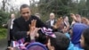 El estudiante de quinto grado, quiso acompañar a su padre a un evento para saludar al Presidente, que siempre se ha mostrado muy cercano a los niños.