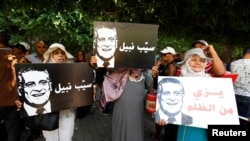 Des partisans du candidat à la présidentielle Nabil Karoui demandent sa libération, devant le tribunal de Tunis, en Tunisie, le 3 septembre 2019.