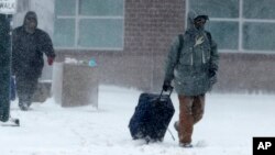 En Dakota del Sur, el gobernador decretó el cierre de todas las oficinas estatales el jueves al llegar la nevada, al tiempo que fuertes vientos, neviscas y caminos llenos de nieve dificultaron los viajes en el oeste de Nebraska.