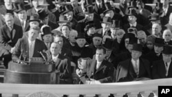 Le président John F. Kennedy prononce son discours d'investiture au Capitole à Washington après avoir prêté serment, le 20 janvier 1961.