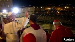 El recien electo papa Francisco dijo en sus primeras palabras a su audiencia que esperaba la bendición de los fieles. El mundo parece haberle escuchado.