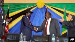 Le président du Soudan du Sud, Salva Kiir (à gauche) et l'ancien Vice-président et chef de la rébellion sud-soudanaise Riek Machar, à Arusha, en Tanzanie, le 21 janvier 2015. (Photo AP)