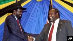 Salva Kiir, président du Soudan du Sud, à gauche, salue et Riek Machar, chef des rebelles sud-soudanais.