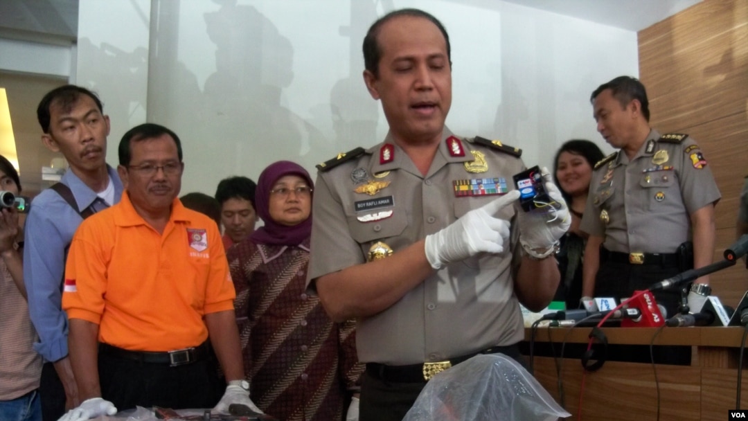 Humas Mabes Polri Brigjen Boy Rafli Amar menunjukkan bukti bom rakitan pada insiden di Beji, Depok. (VOA/Andylala Waluyo)