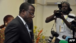 Le président de la commission électorale camerounaise (ELECAM) Samuel Fonkam Azu'u, a gauche, s'adressae aux médias à Yaoundé, Cameroun, 10 octobre 2011.