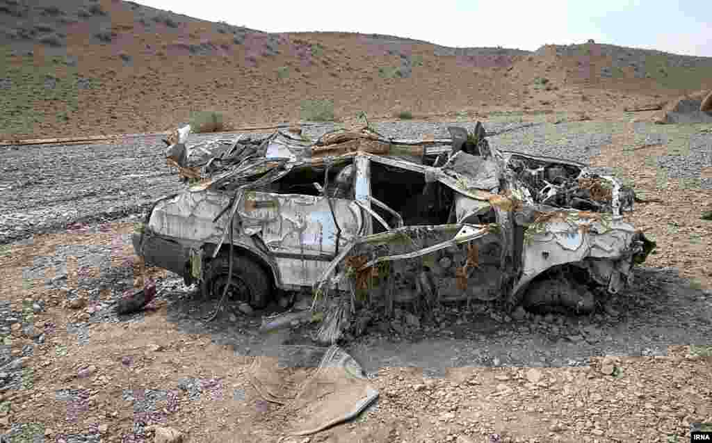 آثار سیل پاکدشت، جنوب تهران؛ می گویند چشم مان باید به این تصاویر عادت کند، زمین لخت و بدون گیاه، جریان آب را تندتر و وحشی تر می کند.