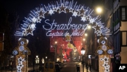 Esta imagen combinada muestra una foto de archivo del martes 20 de diciembre de 2016 del mercado tradicional de Navidad en Estrasburgo, Francia, arriba, y la plaza el viernes 27 de noviembre de 2020.
