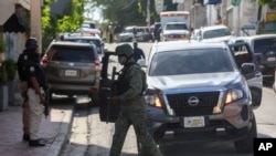 ARCHIVO: La policía custodia el hospital donde el nuevo primer ministro de Haití, Garry Conille, fue hospitalizado un día antes en Puerto Príncipe, el domingo 9 de junio de 2024.