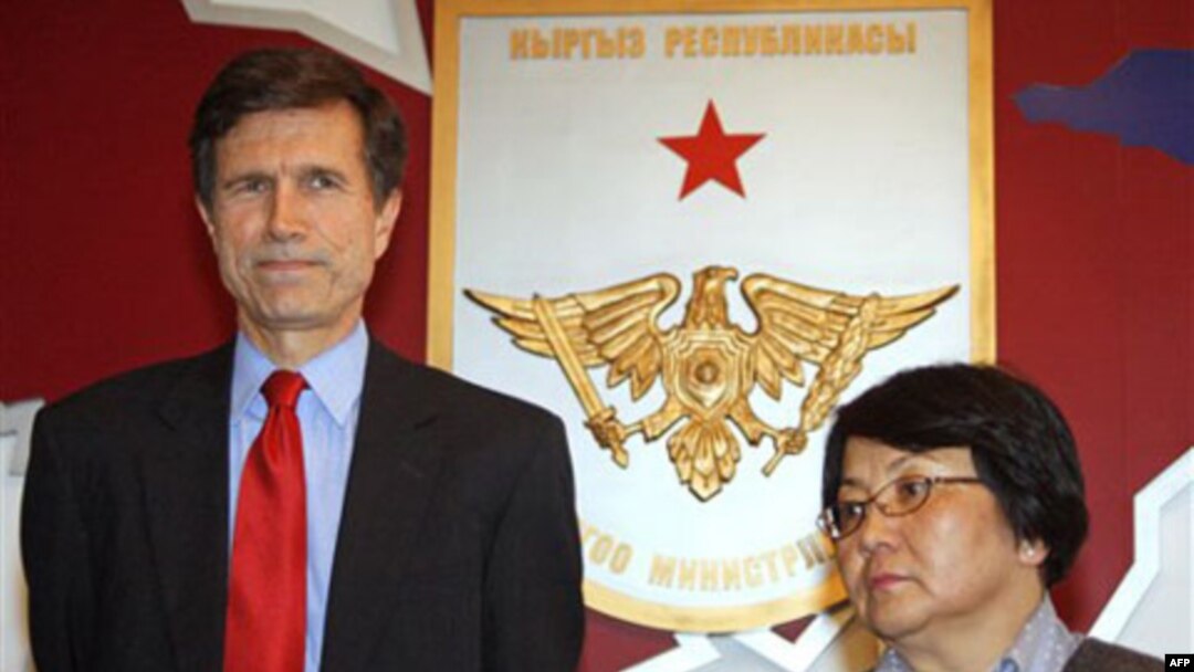 AQSh Davlat kotibi muovini Robert Bleyk va Qirg'iziston rahbari Roza Otunbayeva.14 aprel 2010 yil.
