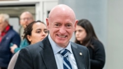 Senator AS Mark Kelly (dari Partai Demokrat) memberikan suara pada Undang-Undang "Laken Riley" di Gedung DPR AS di Washington, DC, Kamis 9 Januari 2025.