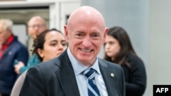 Senator AS Mark Kelly (dari Partai Demokrat) memberikan suara pada Undang-Undang "Laken Riley" di Gedung DPR AS di Washington, DC, Kamis 9 Januari 2025.