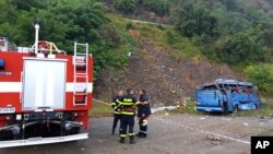 Dalam foto yang dirilis oleh Kementerian Dalam Negeri Bulgaria, para petugas pemadam kebakaran berada di lokasi kecelakaan bis dekat Kota Svoge, 25 Agustus 2018.