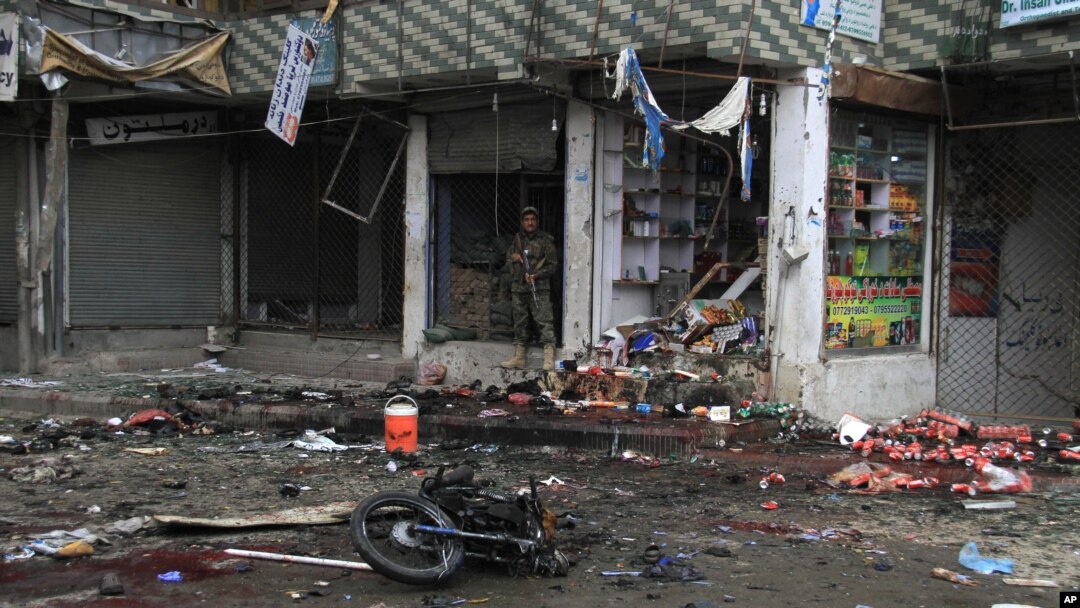 Seorang petugas keamanan Afghanistan memeriksa lokasi pemboman bunuh diri dekat sebuah bank di Jalalabad, Kabul timur, Afghanistan, 18 April 2015. 