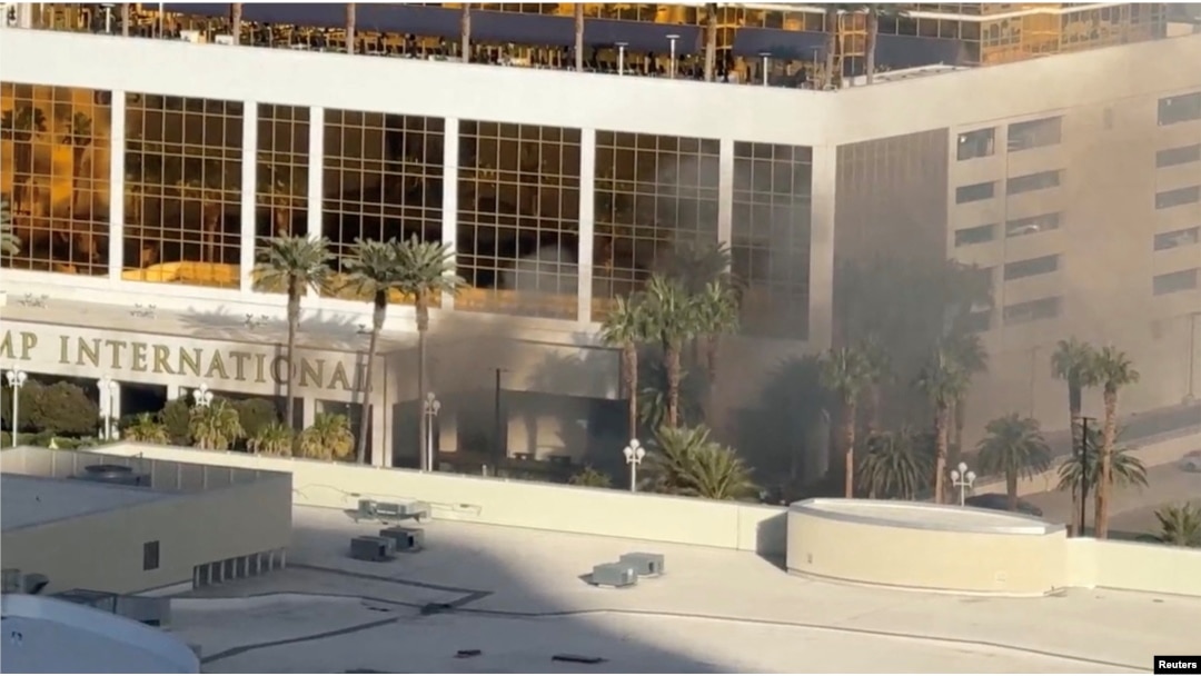 Dim se diže nakon što je Tesla Cybertruck izgorio na ulazu u Trump Tower u Las Vegasu, Nevada, SAD, 1. januara 2025. (Jeffrey Miller/preko Reutersa)