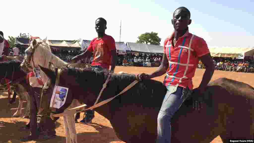 Des cavaliers participent au meeting de Rock Marc Christian Kaboré, candidat présidentiel du Mouvement du peuple pour le progrès (MPP) lundi 23 novembre 2015 dans la ville de Saaba, dans la banlieue de Ouagadougou. (VOA/Bagassi Koura)