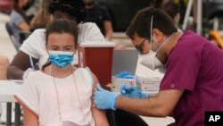 Francesca Anacleto, 12, receives her first dose of the Pfizer vaccine against COVID-19 administered by nurse Jorge Tase in Miami Beach, Florida, USA, August 4, 2021. (AP Photo / Marta Lavandier)