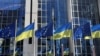 ARHIVA: Zastave Evropske unije i Ukrajine ispred zgrade parlamenta EU u Briselu (Foto: REUTERS/Yves Herman)