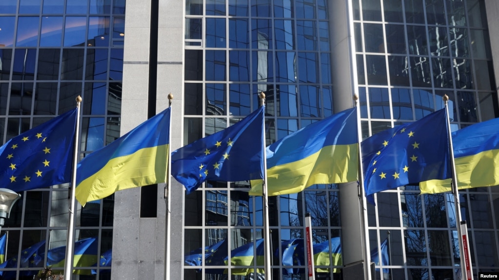 资料照片：欧盟旗帜与乌克兰国旗在欧洲议会大楼外飘扬。（2022年2月28日）(photo:VOA)