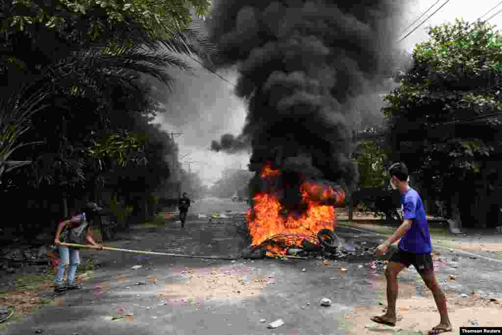 미얀마 양곤에서 쿠데타 반대 시위대가 타이어를 불태웠다. 