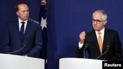  Bộ trưởng Nội vụ Australia Peter Dutton (trái) và Thủ tướng Malcolm Turnbull.