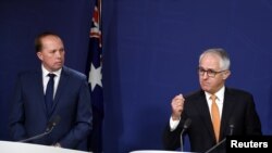 Perdana Menteri Australia Malcolm Turnbull (Kanan) dan Menteri Imigrasi dan Perlindungan Perbatasan Australia Peter Dutton, menjawab pertanyaan wartawan dalam sebuah konferensi pers di Sydney, Australia, 30 Oktober 2016.