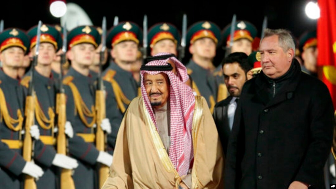Raja Salman dari Arab Saudi (tengah) dan Wakil Perdana Menteri Rusia Dmitry Rogozin (kanan) memeriksa pasukan kehormatan pada saat menyambut kedatangan Raja Salman di Bandara Pemerintah Vnukovo Moscow, Rusia, Rabu, 4 Oktober 2017