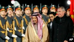 Raja Salman dari Arab Saudi (tengah) dan Wakil Perdana Menteri Rusia Dmitry Rogozin (kanan) memeriksa pasukan kehormatan pada saat menyambut kedatangan Raja Salman di Bandara Pemerintah Vnukovo Moscow, Rusia, Rabu, 4 Oktober 2017