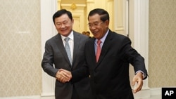 ທ່ານ Hun Sen ນາຍົກລັດຖະມົນຕີກໍາປູເຈຍ (ຂວາ)