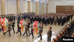 18일 김정은 북한 국무위원장이 김정은이 김정일 사망 13주년을 맞아 평양 금수산태양궁전을 방문해 조의를 표하고 있다.