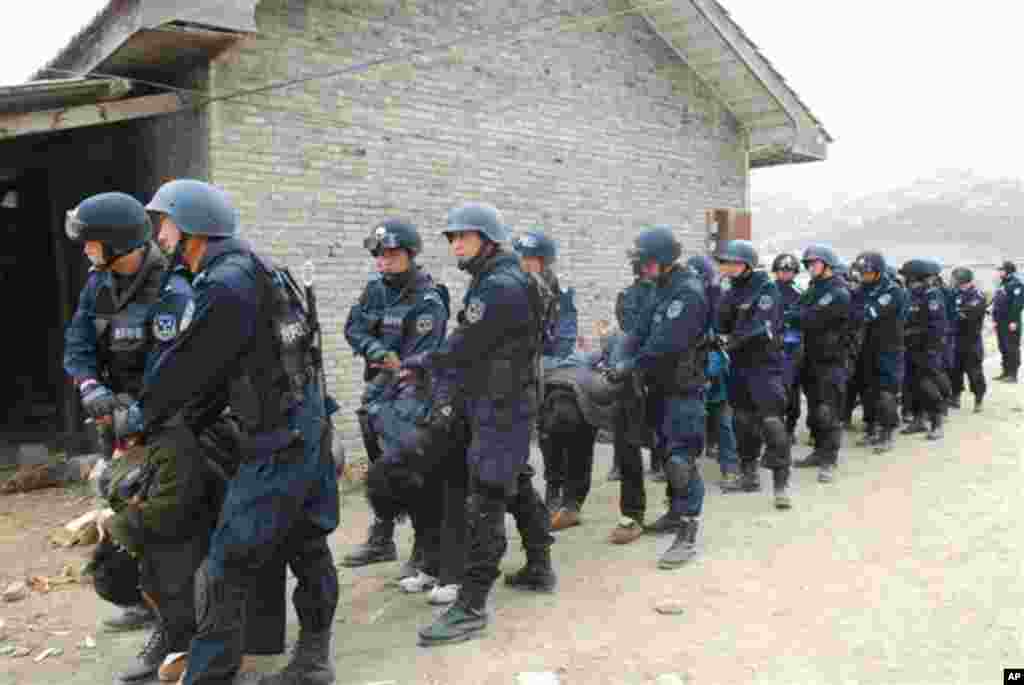 中国警方镇压西藏僧侣照片