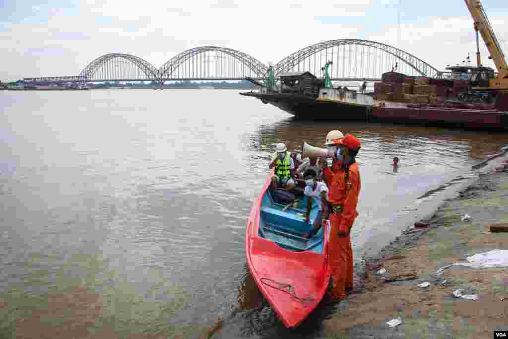 စစ်ကိုင်းမြို့ ကိုဗစ်ကာကွယ်ရေး အရှိန်မြှင့်လုပ်ဆောင်နေပုံ မြင်ကွင်း။ (အောက်တိုဘာ ၁၆၊၂၀၂၀)