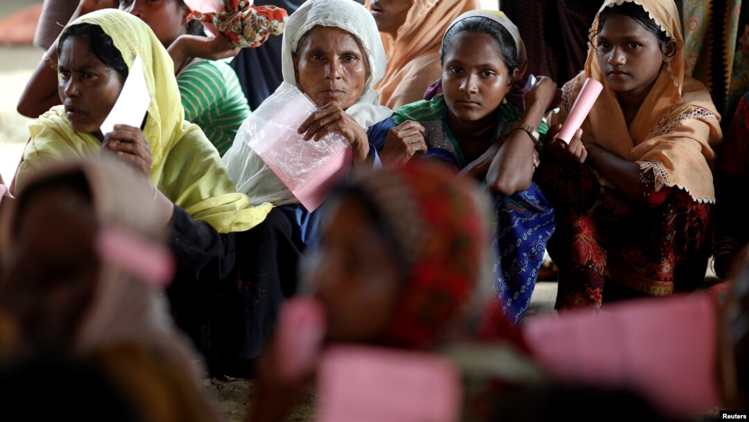 Rohingya refugees wait for humanitarian aid to be distributed at the Kutupalang refugee camp in Cox's Bazar, Bangladesh, Oct. 2, 2017. 