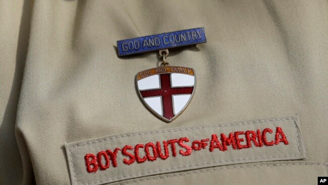 资料照片：美国童子军制服上的标志和徽章。