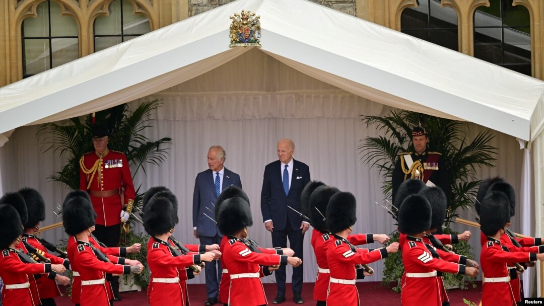 Američki predsjednik Džo Bajden i britanski kralj Čarls treći posmatraju počasnu gardu (Foto: BEN STANSALL/Pool via REUTERS)