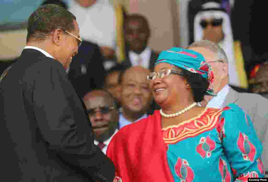 Rais Jakaya Kikwete wa Tanzania akimkaribisha Rais Joyce Banda wa Malawi katika sherehe za Muungano April, 25 2014