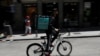 Un cycliste livreur de nourriture porte un sac Deliveroo à Madrid, en Espagne.