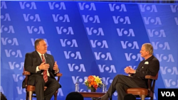 El secretario de Estado de EE.UU., Mike Pompeo, en entrevista con el director de la VOA, Robert R. Reilly.