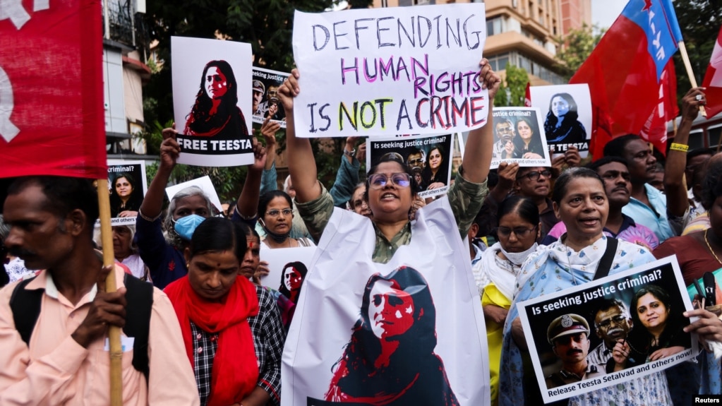 Protestors demand the release of activist Teesta Setalvad after she was arrested.