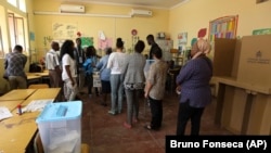 Eleitores em fila para votar na manhã de 23 de Agosto em Luanda.