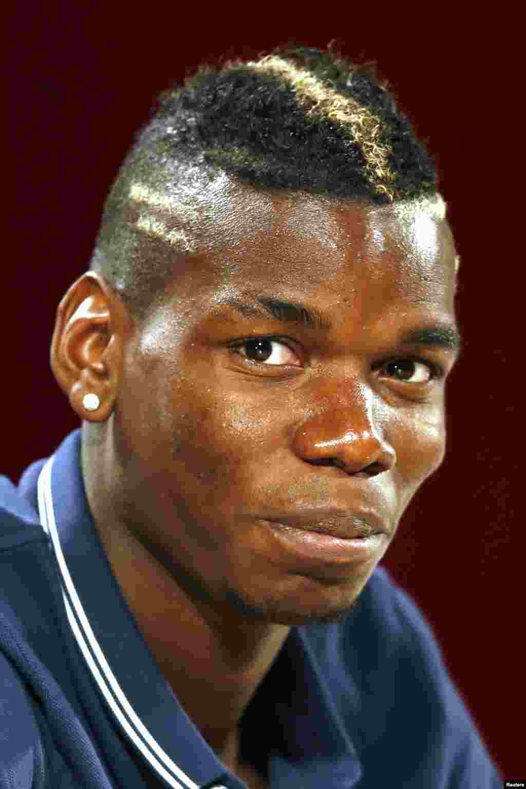 Fransiya milliy terma jamoasi a&#39;zosi Paul Pogba chempionat oldidan o&#39;tkazilgan matbuot konferensiyasida, Ribeyran-Pretu, Braziliya, 10-iyun, 2014-yil.