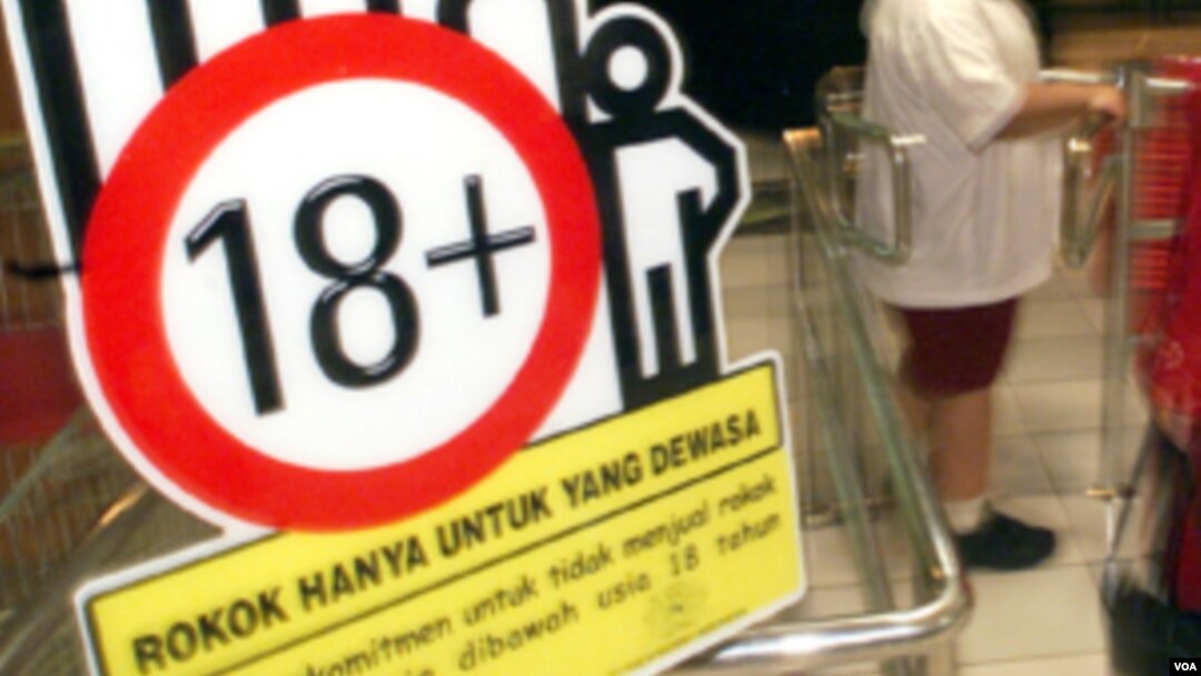 Peringatan sekaligus komitmen penjual dan produsen untuk menjual rokok hanya untuk 18 tahun ke atas (Foto: dok).