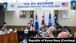 대한민국 해군 정책실장 이종이 소장(왼쪽)과 주한 미국 해군 사령관 샤리프 칼피 준장이 2026년 4월 21일 대한민국 해군 부산작전기지에서 제2차 장성급 전략 대화를 진행했다.