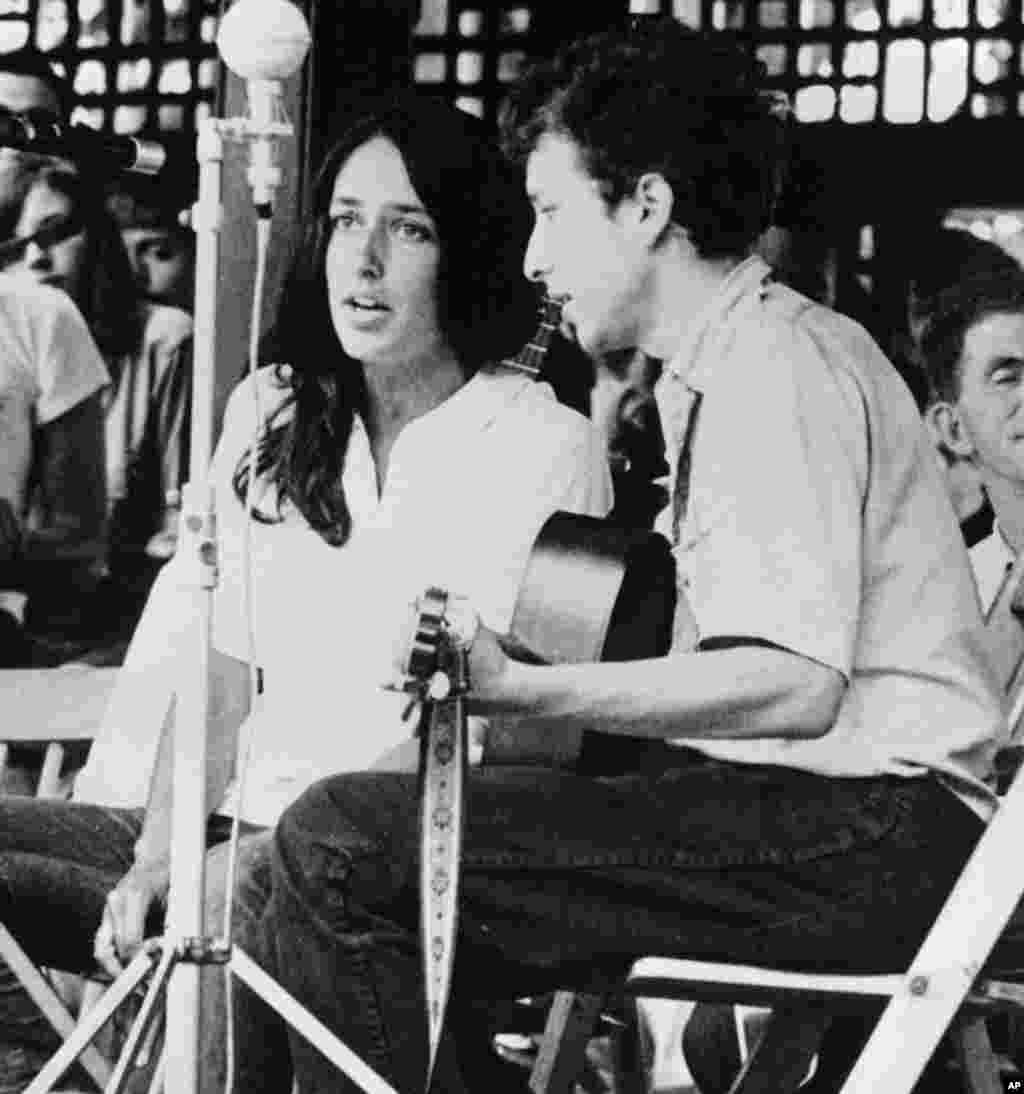 1963年，鲍勃迪伦和歌手琼&middot;贝兹（Joan Baez）在纽波特的爵士音乐节演唱