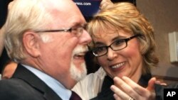 El candidato demócrata Ron Barber recibe las felicitaciones de la ex representante Gabrielle Giffords, al ganar las elecciones en Arizona, el martes 12 de junio de 2012.