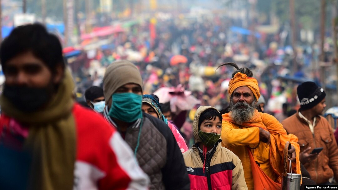 Umat Hindu tiba untuk berendam suci pada kesempatan festival Makar Sankranti selama festival Magh Mela tahunan di Allahabad, India, pada 14 Januari 2022. (Foto: AFP)